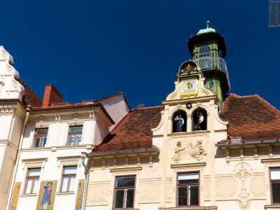 Il glockenspiel: un orologio che per tre volte al giorno (alle 11, alle 15 e alle 18) funziona come un carillon mostrando a chi passa una graziosa coppia in abiti tradizionali che danza ogni volta al ritmo di una musica differente